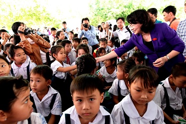 Bà Đặng Thị Ngọc Thịnh – Ủy viên BCH TW Đảng, Phó Chủ tịch nước CHXHCNVN trao tặng sữa trực tiếp cho các em học sinh tại Vĩnh Long